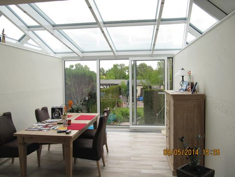 Wintergarten aus Aluminium-Profilen mit gemauerten Wänden in Riesa